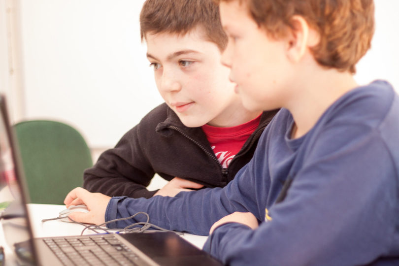 Alunos em aula de informática no DSC